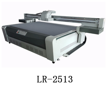 LR-2513通常我們也稱為萬能打印機，他是根據(jù)國際標準尺寸而來，加上這種uv機器不收材質約束，差不多什么都可以打印，通常我們也稱之為萬能打印機